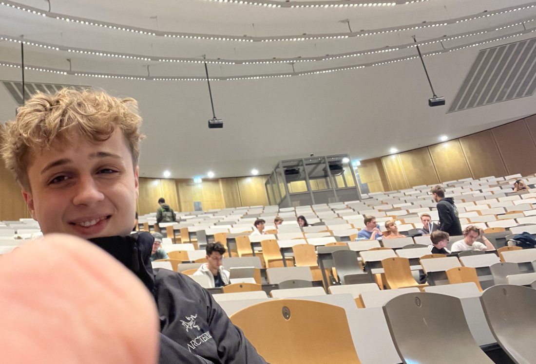 Student im Hörsaal der Uni Freiburg